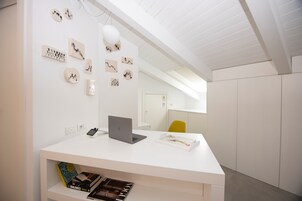 Suite Deluxe, bañera de hidromasaje | Minibar, caja fuerte, decoración individual y mobiliario individual