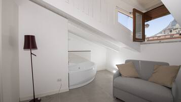 Deluxe Suite, Jetted Tub | Room amenity