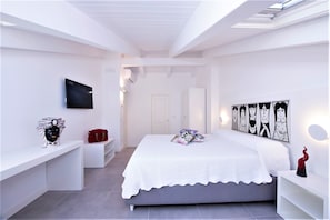 Minibar, in-room safe, individually decorated, individually furnished - Zia Pupetta Suites (Amalfi)