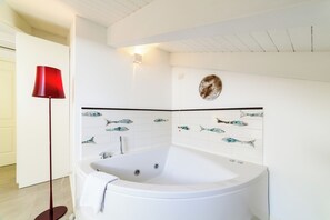 Deluxe Suite, Jetted Tub | Room amenity