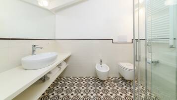 Deluxe Family Suite | Bathroom