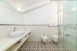 Deluxe Family Suite | Bathroom | Free toiletries, hair dryer, bidet