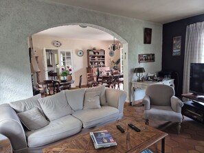 Televisión, chimenea, reproductor de DVD y tenis de mesa 