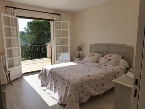 4 slaapkamers, een bureau, een strijkplank/strijkijzer, gratis wifi