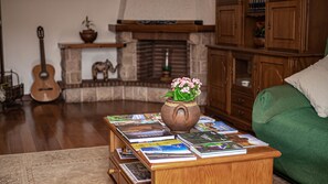 Habitación doble económica, baño compartido, vista a la colina | Vista a la calle