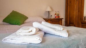 Economy-Doppelzimmer, Gemeinschaftsbad, Hügelblick