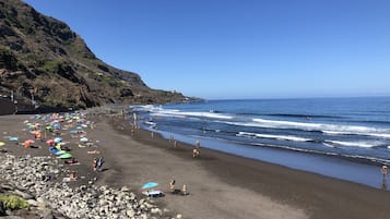 Beach nearby, black sand, beach shuttle, 2 beach bars