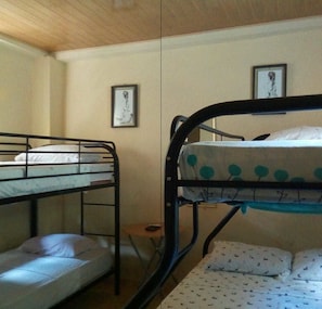 家庭房, 多张床, 无烟房 | 熨斗/熨板、免费 WiFi、床单