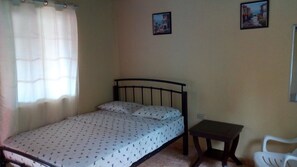 Classic Room, 1 Double Bed, Courtyard View | Iron/ironing board, free WiFi, bed sheets - Oceans Hostal (Hicaco)