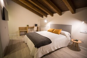 Camera Deluxe, vista lago | Minibar, una cassaforte in camera, una scrivania, postazione laptop