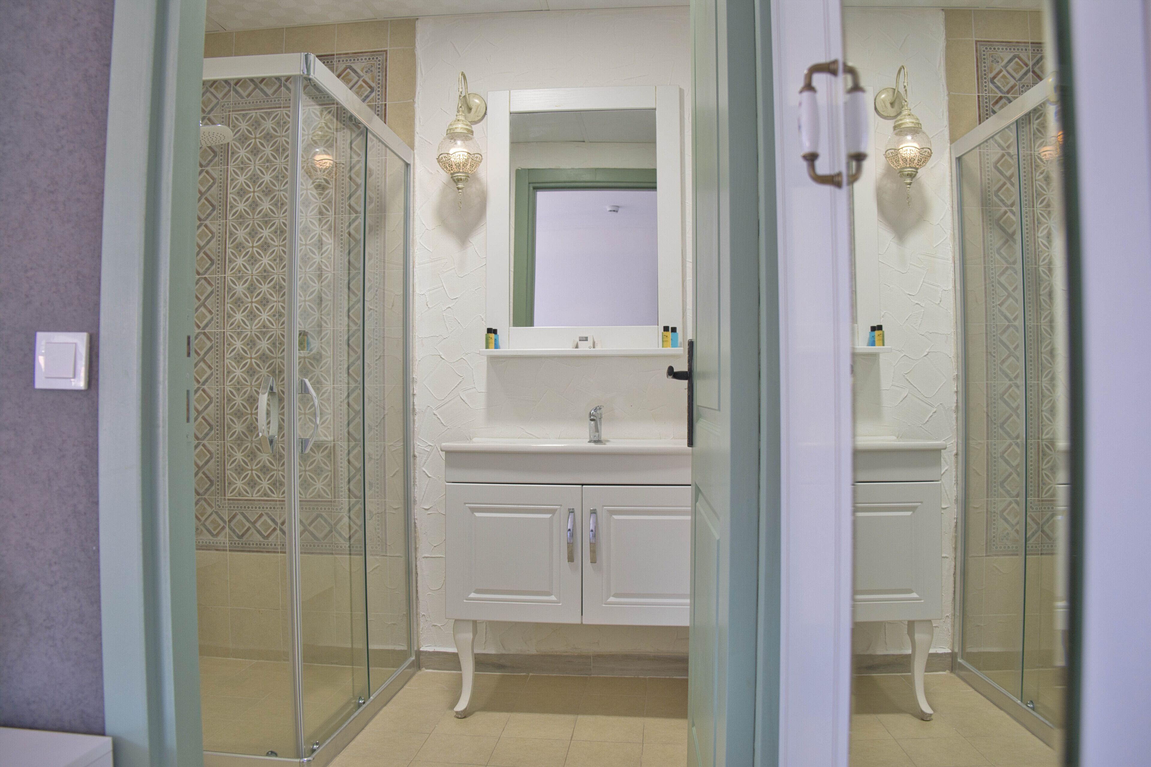 junior room | bathroom | shower, rainfall showerhead, free toiletries, hair dryer