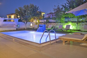 Una piscina al aire libre de temporada, cabañas de piscina gratuitas