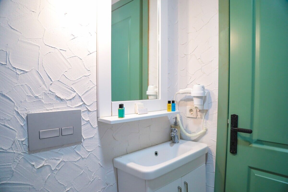 superior double room, 1 double bed, city view | bathroom | shower, rainfall showerhead, free toiletries, hair dryer