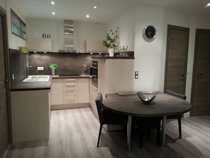 Kühlschrank, Mikrowelle, Ofen, Herdplatte
