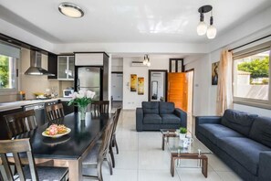 Villa, 3 slaapkamers, privézwembad, uitzicht op zee | Woonruimte | Een televisie en een dvd-speler