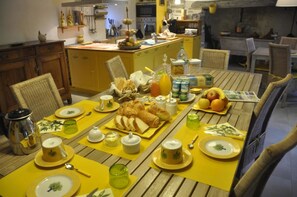 Free daily continental breakfast - La Caussenarde (Severac-d'Aveyron)