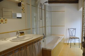 Triple Room (Les Tournesols) | Bathroom | Free toiletries, hair dryer, towels - La Caussenarde (Severac-d'Aveyron)