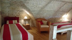 Chambre quadruple (Les Coquelicots) | DĂ©cor unique, ameublement unique, rideaux dâobscurcissement