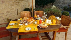 Outdoor dining - La Caussenarde (Severac-d'Aveyron)