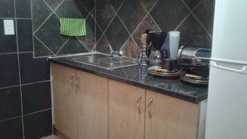 Studio Basic | Dapur kecil pribadi | Lemari es besar, microwave, kompor, dan mesin pembuat kopi/teh