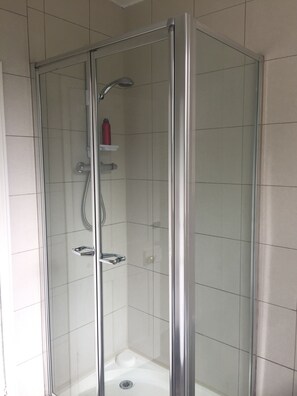 個別の浴槽とシャワー、深めの浴槽、ヘアドライヤー、タオル