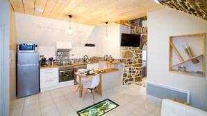 Suite | Private kitchen | Coffee/tea maker, full-size fridge, microwave, oven - La Cazette (Severac-d'Aveyron)