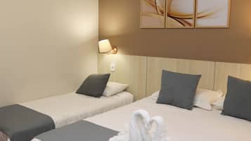 Habitación triple superior | Minibar, tabla de planchar con plancha, wifi gratis y ropa de cama