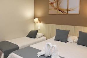 Chambre Triple Supérieure | Minibar, fer et planche à repasser, Wi-Fi gratuit, draps fournis
