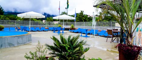 Außenpool, geöffnet von 08:00 Uhr bis 19:00 Uhr, Sonnenschirme