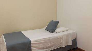 Quarto triplo premier | Frigobar, ferros/tábuas de passar roupa, Wi-Fi de cortesia