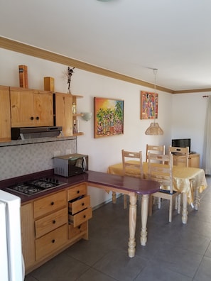 Family Duplex | Private kitchen | Full-sized fridge, microwave, stovetop, coffee/tea maker - Las Palmeras I Mamajo & Riki (Boca Chica)