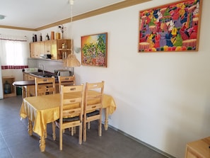 Family Duplex | Private kitchen | Full-sized fridge, microwave, stovetop, coffee/tea maker - Las Palmeras I Mamajo & Riki (Boca Chica)