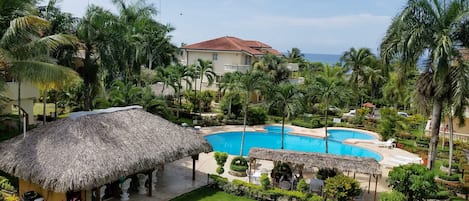 2 utendørsbassenger