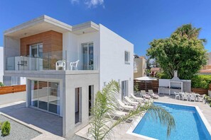 ヴィラ (3 Bedrooms) | 施設の正面