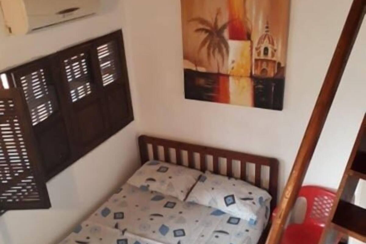Caja de seguridad en la habitación y tabla de planchar con plancha