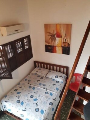 Caja de seguridad en la habitación y tabla de planchar con plancha 