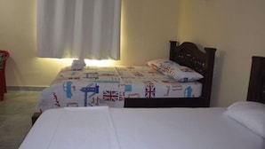 Triple Room, Multiple Beds, Private Bathroom - Hostal Casa Viena (Cartagena)