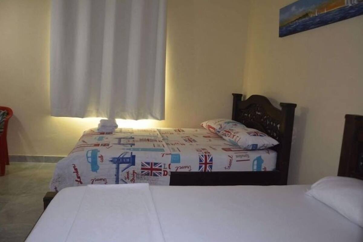 Caja de seguridad en la habitación y tabla de planchar con plancha