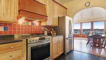 ثلاجة، ميكروويف، فرن، موقد طهي مسطح