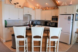 Kühlschrank, Mikrowelle, Ofen, Geschirrspüler