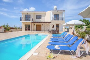 Outdoor pool, pool umbrellas, pool loungers - Villa Iliovasilema (Pegeia)