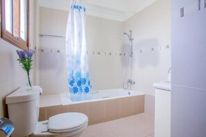 Vila, 3 kamar tidur, kolam renang pribadi | Kamar mandi | Bathtub besar, pengering rambut, handuk, dan tisu toilet