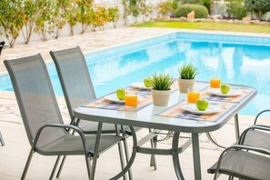 Outdoor dining - Villa Daria (Pegeia)