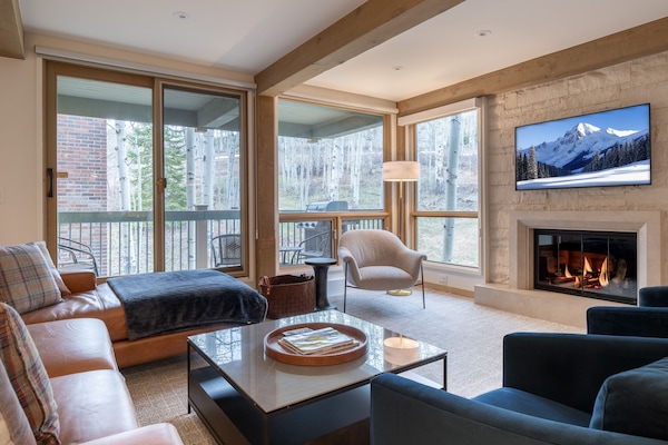 Flat-screen TV, fireplace, stereo