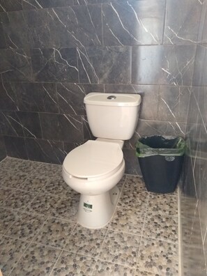 Family Apartment, Multiple Bedrooms, City View (9 PAX) | Bathroom | Shower, hair dryer, towels, soap - El Paraíso de Zacatlán (Zacatlán)