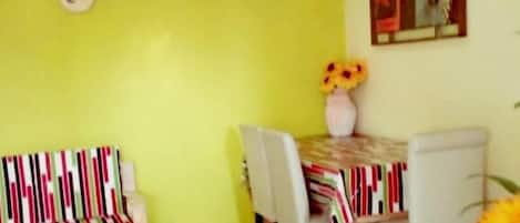 3 habitaciones, cubrecamas, minibar y cortinas blackout