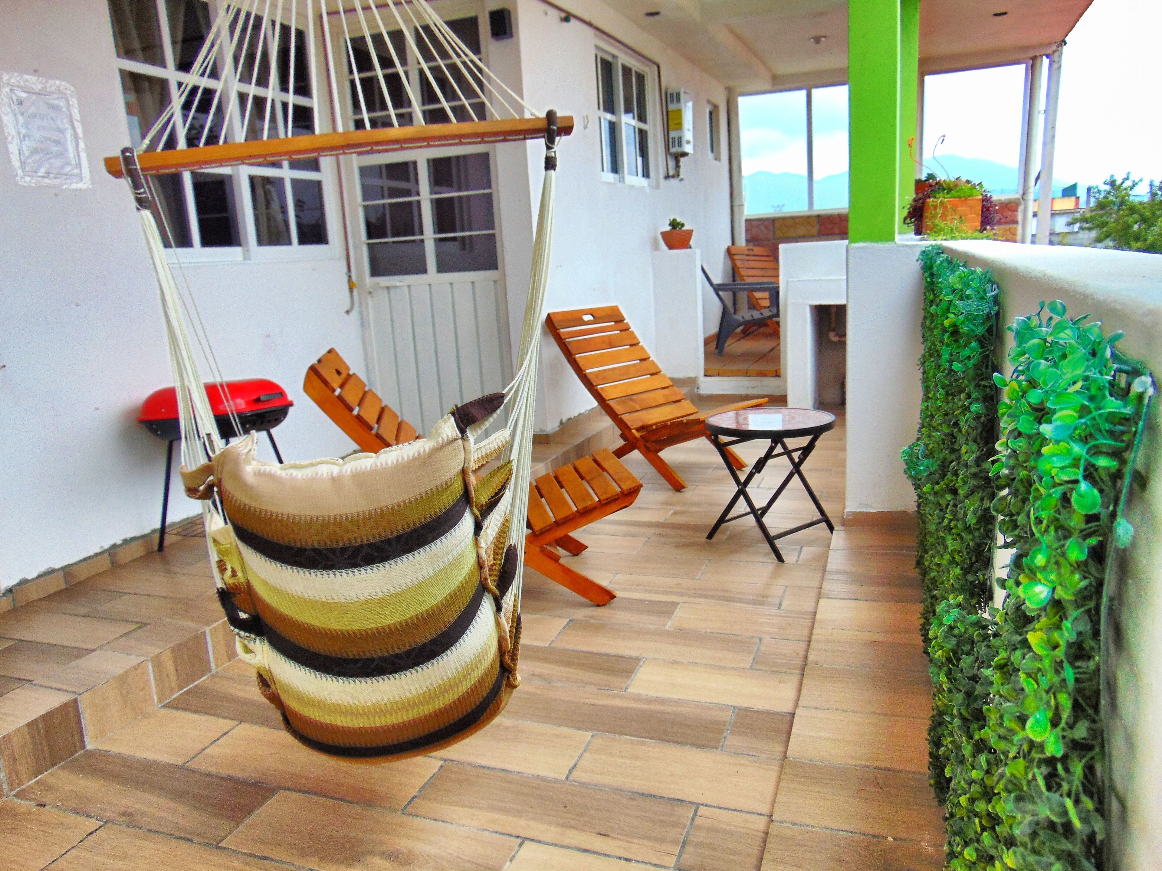 Departamento familiar, varias habitaciones, vista a la ciudad (9 PAX) | Área de sala de estar | Televisión de plasma 