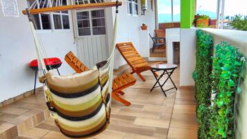 Departamento familiar, varias habitaciones, vista a la ciudad (9 PAX) | Área de sala de estar | Televisión de plasma