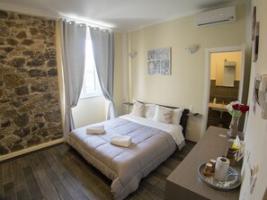 Double Room (n.3) | Individually decorated, individually furnished, desk, laptop workspace - Vicolocorto Affittacamere (La Spezia)