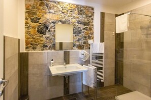 Habitación doble (n.1) | Baño | Ducha y cabezal de ducha tipo lluvia